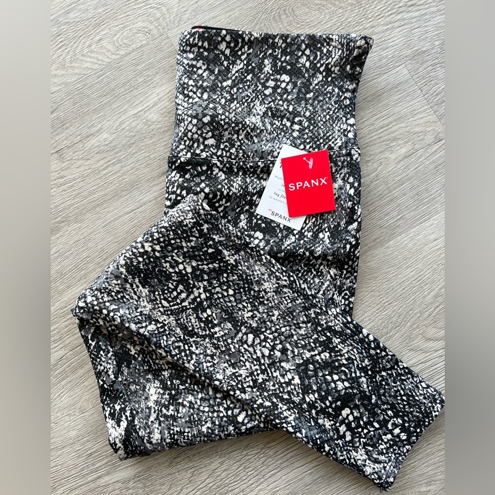 NWT Spanx snake print leggings size L.